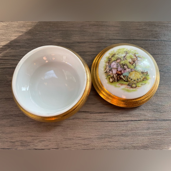 Limoges Vintage Fragonard Signed Porcelain Courting Couple trinket box gold - Picture 4 of 10